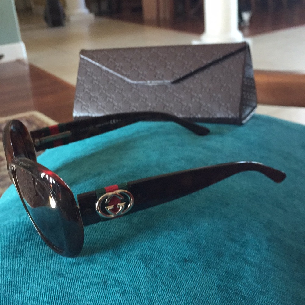 Authentic Gucci sunglasses W/ case and trad logo.